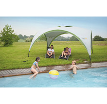 Scène avec pavillon, chaises longues et enfants jouant à la piscine dans le jardin.