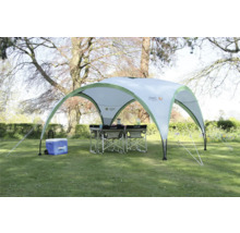 Scène avec un pavillon, une table, des chaises et une glacière à l''extérieur