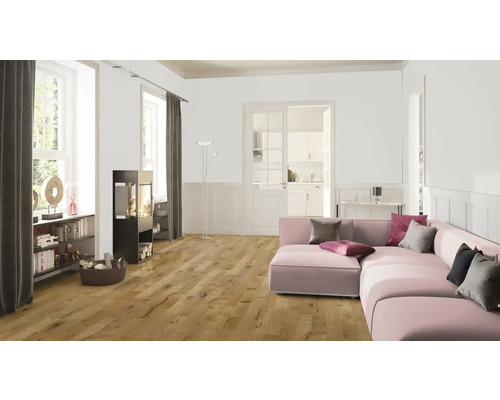 Séjour avec parquet, poêle et canapé rose