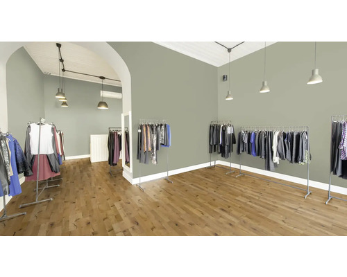 Intérieur d''un magasin de vêtements avec des portants et un plancher en bois