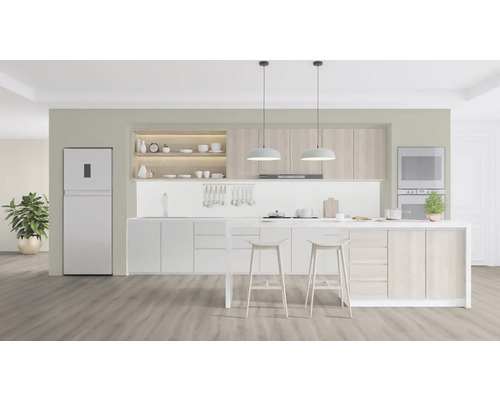 Cuisine claire avec kitchenette, îlot de cuisine et appareils électriques