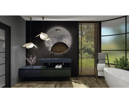 Salle de bains avec double vasque, miroir, plafonniers, baignoire et porte-serviettes