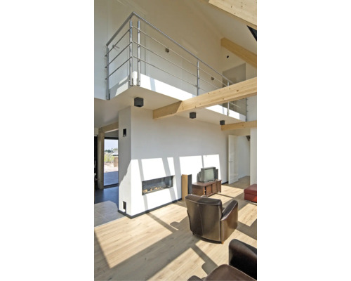 Salon lumineux avec galerie, cheminée et parquet