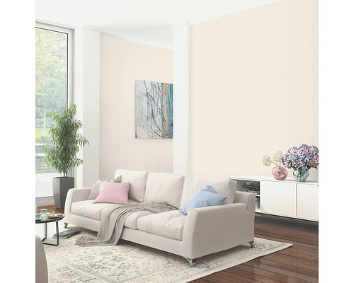 Salon lumineux avec canapé, tapis, plante d''intérieur et œuvre d''art pour idées d''aménagement