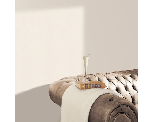 Salon décoratif avec canapé, livre et verre à champagne