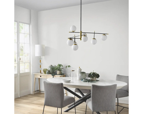 Esstischszene mit einer modernen Pendelleuchte mit mehreren Glaskugeln.