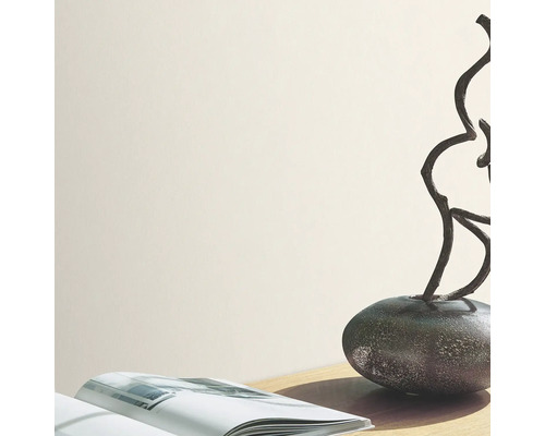 Helle Wand mit Dekoration und geöffnetem Buch