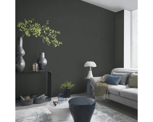 Salon avec canapé, table et éléments décoratifs pour une ambiance chaleureuse