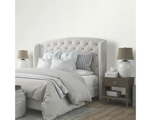 Chambre avec lit, table de chevet et lampes pour une ambiance claire et organisée.