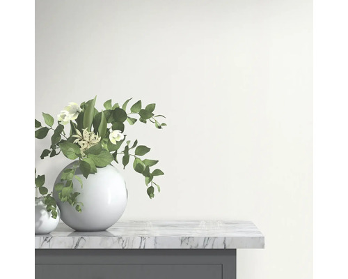 Vase décorative avec fleurs et feuilles sur une plaque de marbre