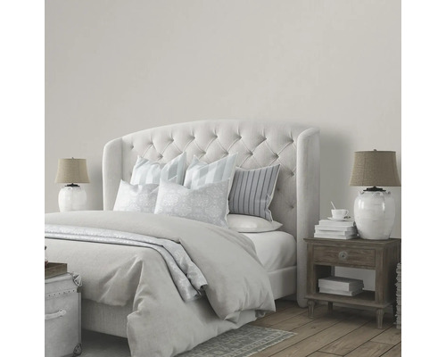 Schlafzimmer mit Bett, Nachttisch und Lampen im neutralen Design