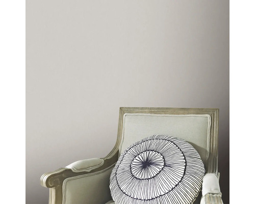 Dekorativer Stuhl mit rundem Zierkissen im Interieur