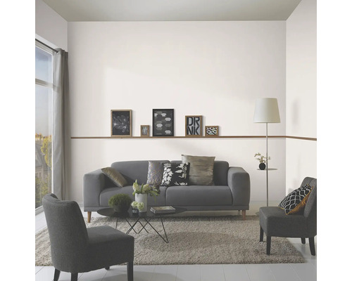 Wohnzimmer mit Sofa, Sesseln, Teppich und Dekoration