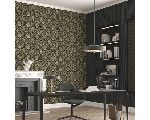 Bureau avec papier peint à motifs floraux, bureau, chaise, étagère et cheminée