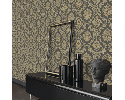 Salon avec papier peint à motifs, cadre, vases et un buste sur une armoire