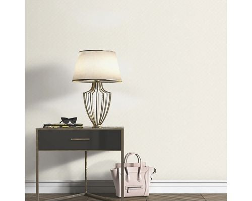 Scène avec table de chevet, lampe, décoration et papier peint à motifs