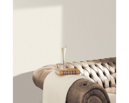 Papier peint beige à motif losanges avec canapé, livre et verre de champagne