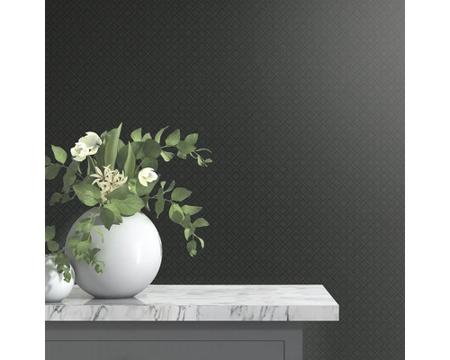 Dekorative Tapete mit geometrischem Muster und Marmorablage mit Blumenvase