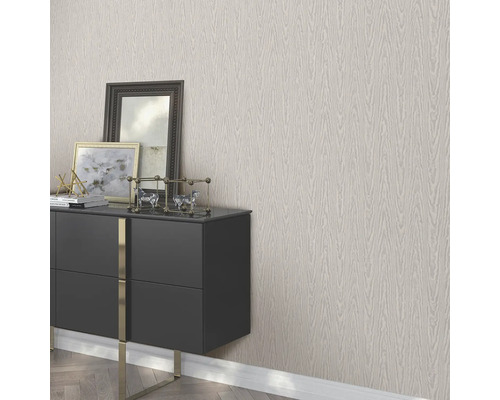 Dekorative Tapete mit Holzmaserung im Innenraum mit Kommode