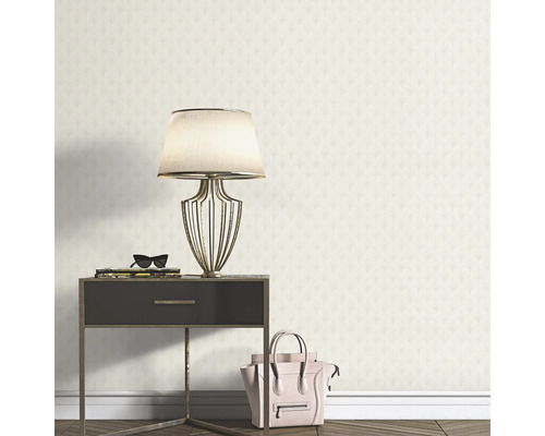 Scène avec papier peint à motifs, lampe de chevet, sac à main et table de chevet