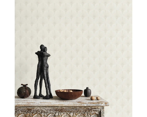 Idée d''aménagement avec papier peint à motifs, sculpture et bol en bois sur une table