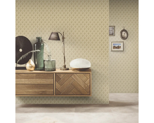 Aménagement intérieur avec papier peint, commode et décoration