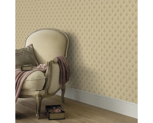 Scène avec papier peint beige à motif d''éventail et fauteuil décoré