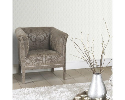 Intérieur décoratif avec fauteuil, vase argentée et papier peint à motifs