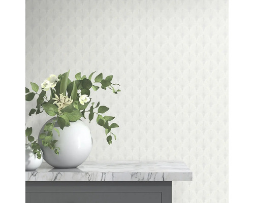 Papier peint décoratif avec motif d''éventail et fleurs dans des vases sur une surface en marbre.