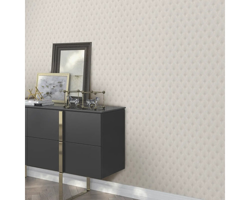 Intérieur avec papier peint à motifs et commode