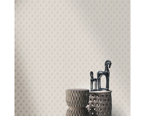 Papier peint à motifs avec des figurines décoratives sur de petites tables.