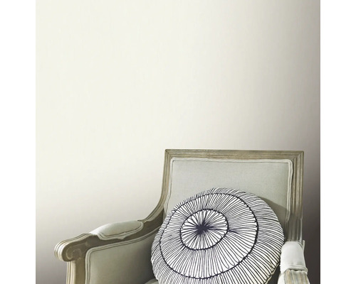 Papier peint beige avec chaise et coussin