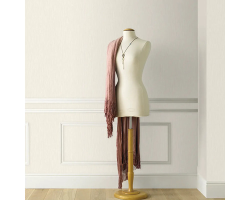 Pièce lumineuse avec papier peint texturé et mannequin avec écharpe