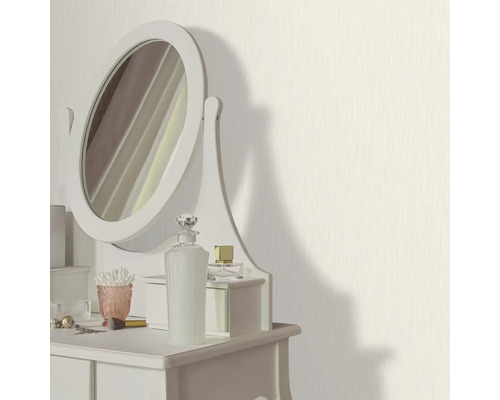 Papier peint clair dans une chambre avec coiffeuse et miroir