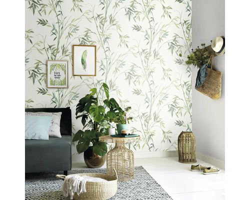 Heller Raum mit Bambusmuster-Tapete, Sofa, Pflanzen und Dekoration