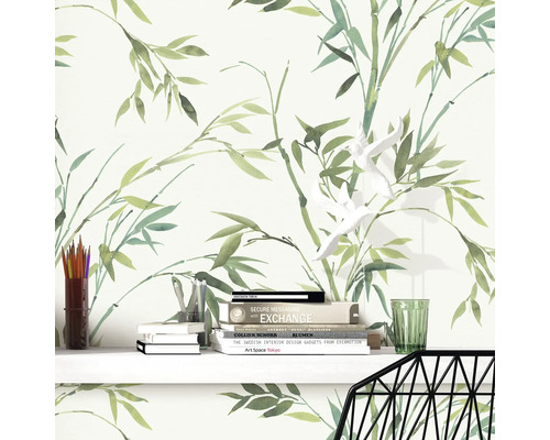 Dekorative Bambustapete in einem hellen Raum