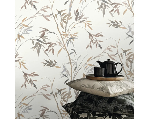 Dekorative Szene mit Bambusmuster-Tapete, Kissen und Teeservice.