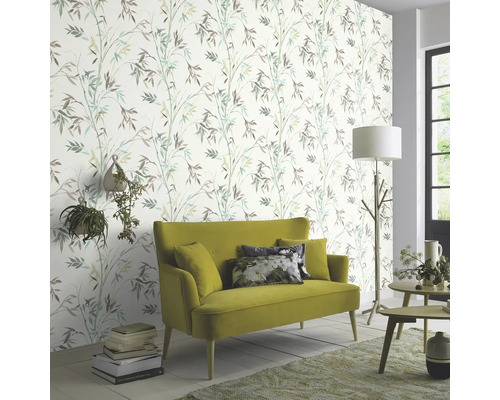 Wohnzimmer mit gemusterter Tapete, Sofa und Dekorationen für ein helles Ambiente.