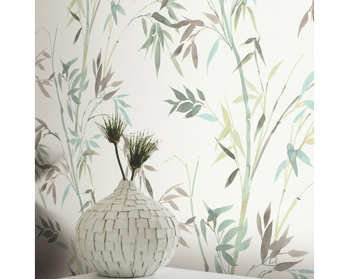 Tapete mit Bambusmuster und Vase mit Pflanzen