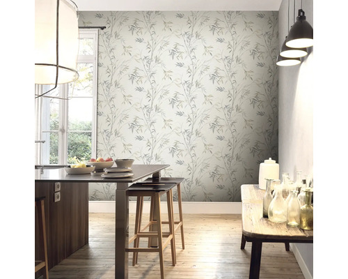 Innenraum mit Tapete mit Pflanzenmuster, Küchentisch und Fenster