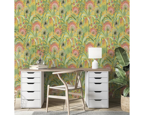 Büro mit Schreibtisch, Stuhl, Tischlampe und gelber Tapete mit Pflanzenmuster