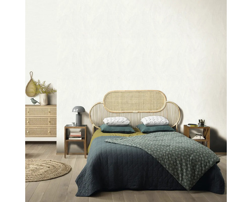 Schlafzimmer mit Doppelbett, Nachttischen, Kommode und Teppich