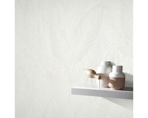 Wand mit strukturiertem Muster und Dekoration auf einem Regal