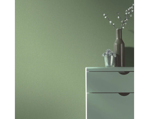 Wandgestaltung mit Kommode, Vase und Pflanze