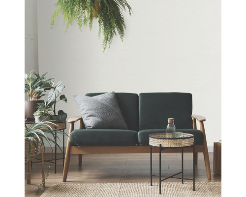 Wohnzimmer mit Sofa, Tisch und Pflanzen für eine helle und organisierte Atmosphäre