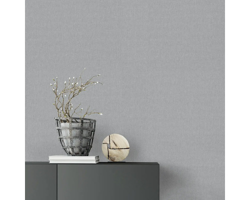 Tapete mit Textiloptik auf einer Wohnzimmerwand