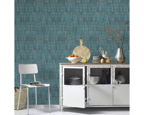 Helle Küche mit strukturierten blauen Tapeten, Sideboard und Stuhl