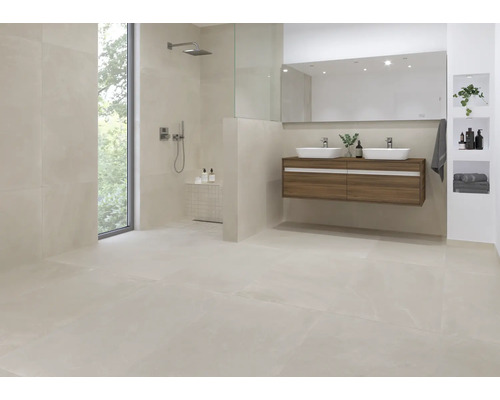 Helles Badezimmer mit Dusche, Waschtisch und grossformatigen Fliesen.