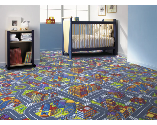 Chambre d''enfant avec tapis motif plan de ville, étagère et lit de bébé