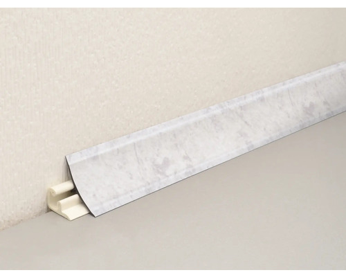 Plinthe aspect marbre sur mur et sol